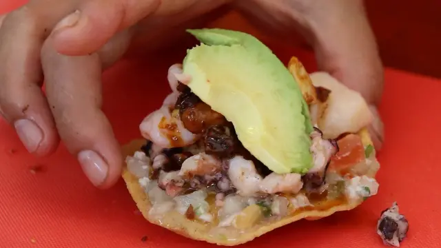 Una tostada de camarón mexicana