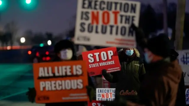 లీసాకు మరణ శిక్ష రద్దు చేయాలని డిమాండ్ చేస్తూ ఇండియానాలోని టెర్రె హాట్ జైలు బయట నిరసనలు తెలిపారు