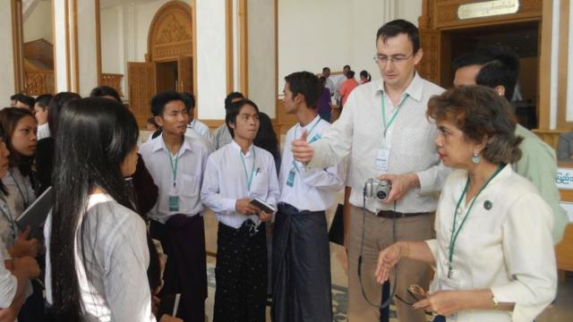 Nhà báo BBC Bill Hayton hướng dẫn học viên làm tin từ tòa nhà Quốc hội Myanmar ở Nay Pyi Taw (2013)