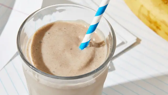 Si vous n'avez pas envie de manger un repas complet, un smoothie froid avec de l'avoine et du beurre de noix peut vous aider à obtenir des glucides, des nutriments et des protéines essentiels.