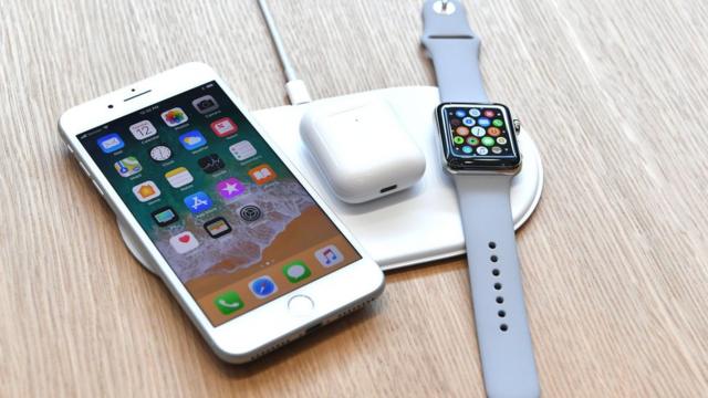 Por qué Apple renuncia al cargador inalámbrico para iPhone que había  prometido - BBC News Mundo