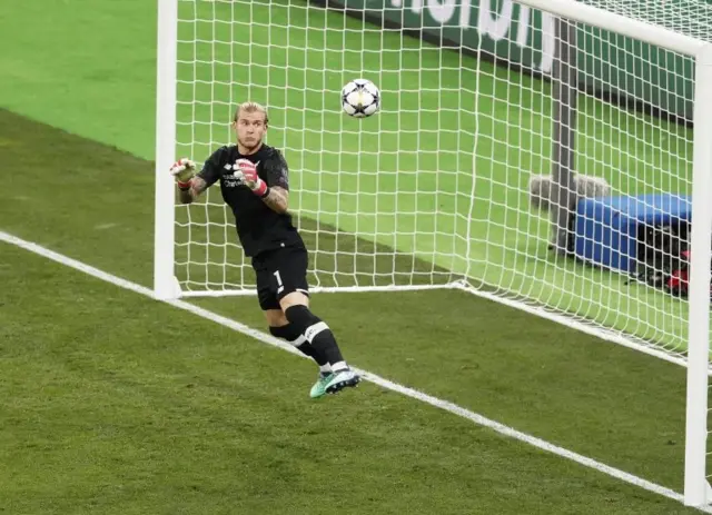 Karius mira al balón