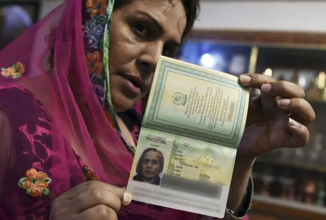 Mujer con pasaporte pakistán