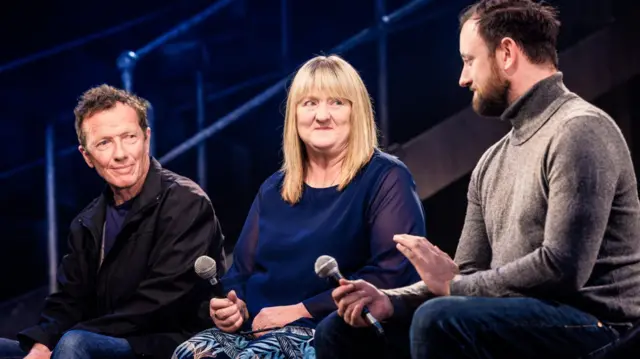 David e Joan sentam-se ao lado de Jacob enquanto ele fala sobre Justiça Restaurativa