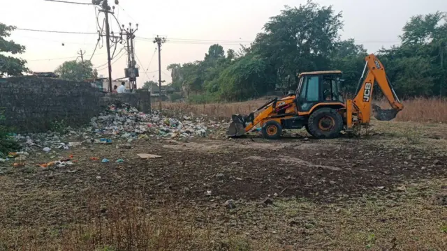 ચિત્તલનું એક ટોળું જૂનાગઢની ભાગોળે દાતાર જવાને રસ્તે એક ઉકરડામાં પ્લાસ્ટિકનો ઢગલો ફંફોસતું હોય તેવો વીડિયો સોશિયલ મીડિયામાં વાઇરલ થયો છે. સિંહ ગિરનાર ગીર જંગલ હરણ ચિત્તલ પ્લાસ્ટિક પ્રદૂષણ ગુજરાત બીબીસી ગુજરાતી ગુજરાત સૌરાષ્ટ્ર