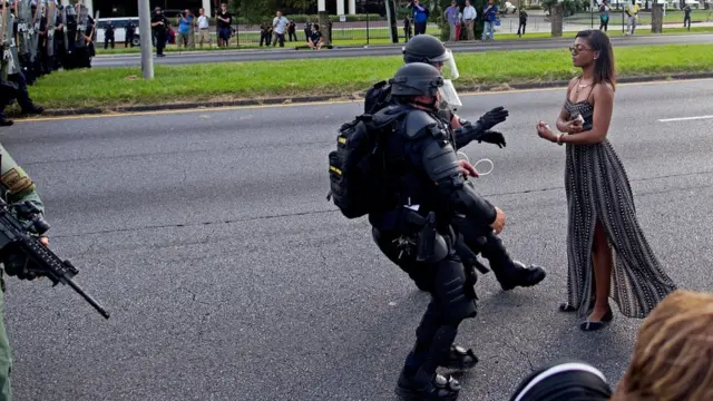 Em outra foto, tirada por Max Becherer, da agência AP, mostra um ângulo alternativo