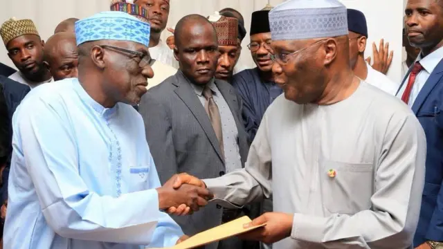 Tsohon Mataimakin Shugaban Najeriya Alhaji Atiku Abubakar yayin da ya gana da shugabannin jam'iyyar PDP a Abuja ranar Talata .