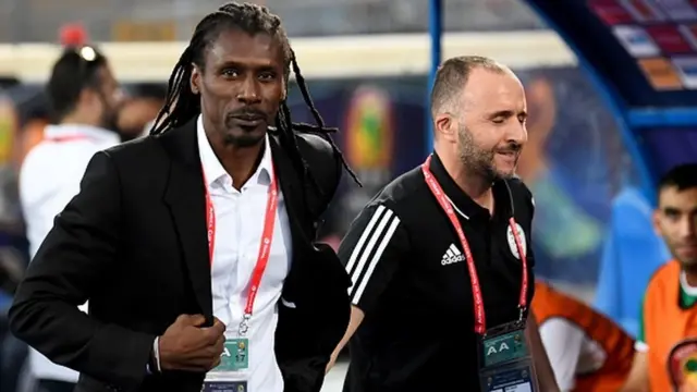 De gauche à droite, Aliou Cissé et Djamel Belmadi
