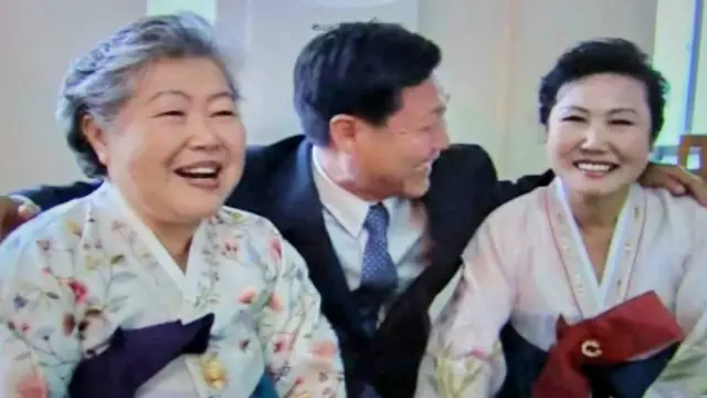 평양에서 언니와 상봉 중인 최삼숙(오른쪽)