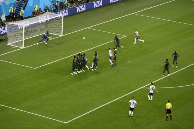 El tiro libre que reventó el poste de la portería de Nigeria.