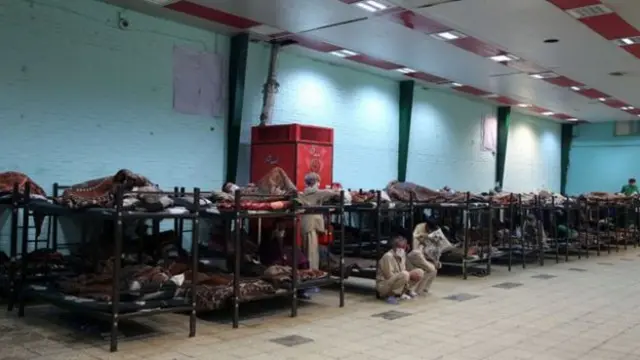 اما مشکل این است که نهادهای مدنی یا وجود ندارند یا اگر دارند از استقلال و آزادی کافی برخوردار نیستند. برای همین درمواقع بحران، مردم با وجود اعتماد به یکدیگر، کمتر همدیگر را می‌یابند و نمی‌توانند بدون زور دولت، خود یک کنش جمعی را پیش ببرند.