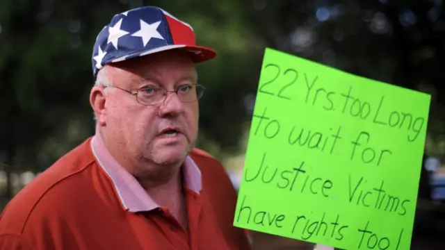 Un hombre pide que se haga justicia para las víctimas de crímenes