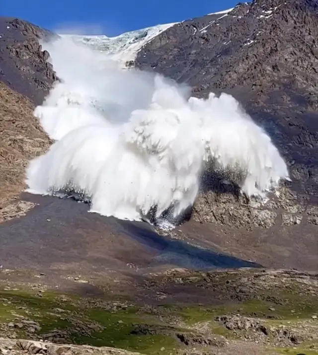 Жууку капчыгайындагы мөңгү көчкөн учур видеого тартылып калган
