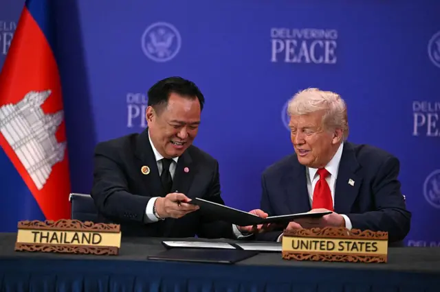 အောက်တိုဘာ ၂၆ ရက် က မလေးရှားနိုင်ငံ၊ ကွာလာလမ်ပူမြို့မှာ ထိုင်း-ကမ္ဘောဒီးယား အပစ်ရပ်သဘောတူလက်မှတ်ရေးထိုးစဉ်တွေ့ရတဲ့ ထိုင်းဝန်ကြီးချုပ် အနုတင် နဲ့ အမေရိကန် သမ္မတ ထရမ့် 