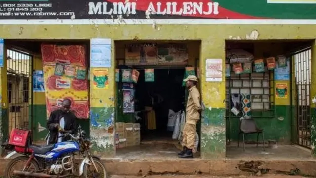 Leo, mbolea katika kilimo inayotumiwa katika kilimo inatokana na madini na huuzwa katika maduka kama hili la Blantyre