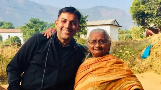 ማሄንድራ ፓንዲ ከአያቱ ጋር