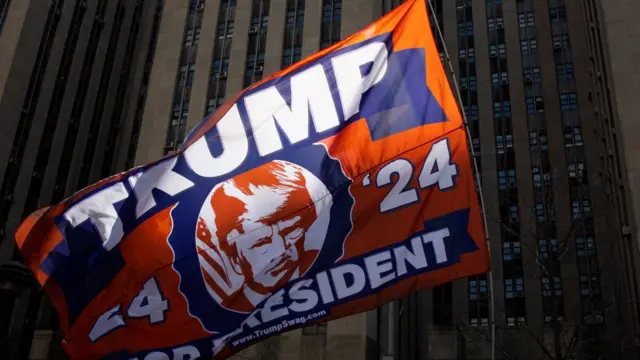 تجمع الناس في الحديقة المقابلة لمبنى المحاكم الجنائية في نيويورك في 4 أبريل/ نيسان 2023.