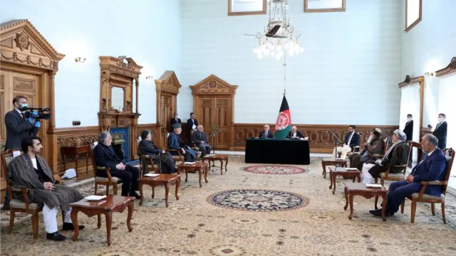 اکنون بعد از گذشت ماهها چانه زنی سیاسی آقای غنی و عبدالله توافق نامه سیاسی را با حضور شماری از مقامهای سیاسی در ارگ امضاء کردند.