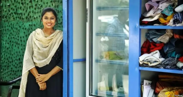 ફ્રિજની બાજુમાં ઊભેલી મહિલા