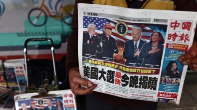 台北街頭的報紙頭版均是美國選情報道