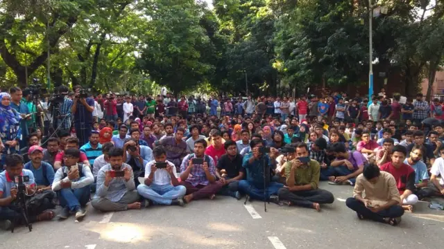 বুয়েট ক্যাম্পাসে শিক্ষার্থীদের অবস্থান ধর্মঘট।