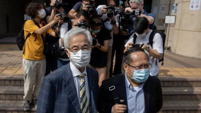 இடது பக்கமுள்ளவர் மார்டின் லீ