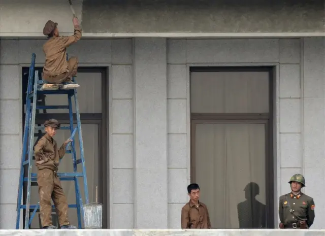 2012년 북측 판문각 보수 공사중 한국 쪽을 바라보는 앳된 모습의 북한 근로자