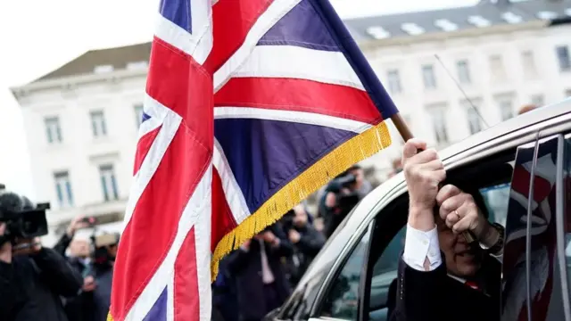 Джон буллок машет флагом из автомобиля