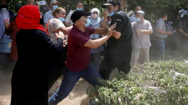 اشتباك بين شرطي ومواطن.