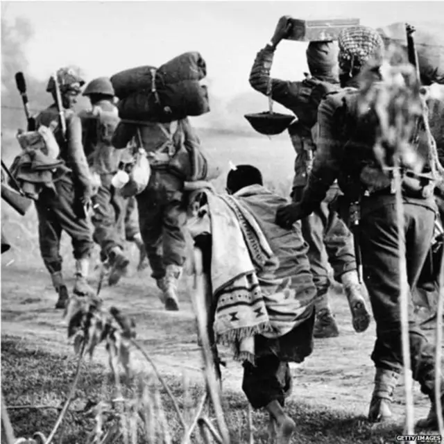 له جګړې مخکې د بنګله دېش اوسېدونکي چې هغه مهال ختیځ پاکستان و، هند ته کډوال شول.