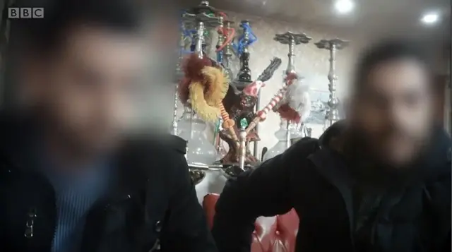 ชายสองคนถูกเบลอหน้า