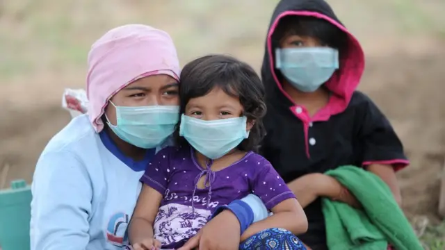 местные жители в масках