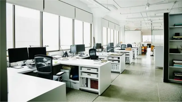 전문가들은 노동자들이 지난 2년 동안 재택 근무에 매료된 터라, 그 장점이 사라지면 사표를 낼 수도 있다고 말한다