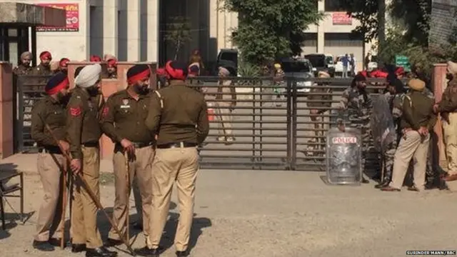 ਮੁਜ਼ਾਹਰਾਕਾਰੀ ਹੁਣ ਆਪਣੀਆਂ ਮੰਗਾਂ ਲਈ ਡੀਸੀ ਦਫ਼ਤਰ ਦਾ ਘਿਰਾਓ ਕਰ ਰਹੇ ਹਨ