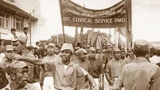 හාල් සේරුවේ මිල ශත විසිපහකින් වැඩිකිරීමට එරෙහිව වීදි බැස උද්ඝෝෂණය කරන කම්කරුවන්