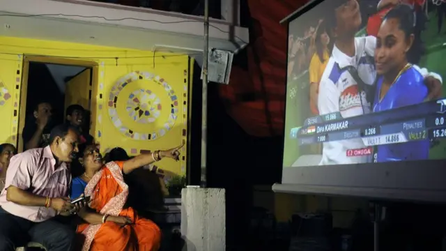 La familia de Karmakar vio a su hija por televisión