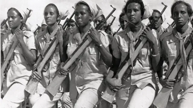 Yigit va uch qiz ortasidagi jinsiy aloqa video