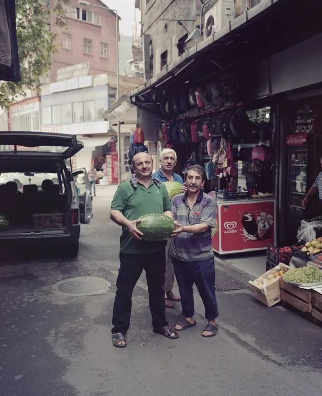 Uç kişi və qarpız