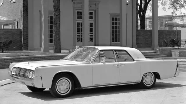 درهای لینکلن کنتیننتال مدل ۱۹۶۱ رو به عقب باز می‌شد