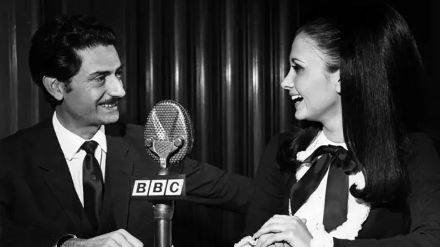 El periodista y locutor peruano Juan Peirano entrevista a Miss Perú, Madeline Hartog-Bel