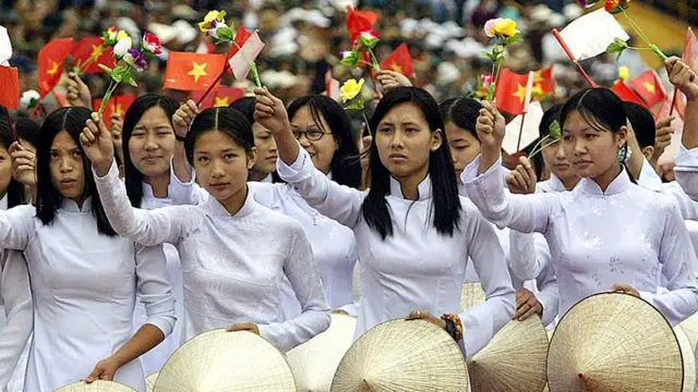 Áo dài, nón là và cờ thường xuất hiện