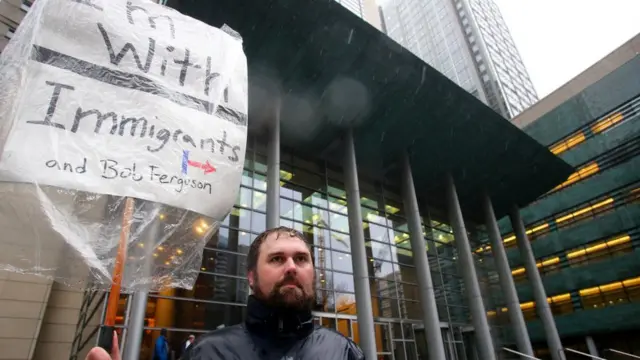 Противник Трампа у здания суда