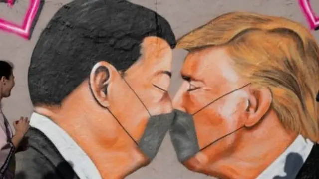 বার্লিনে চীন প্রেসিডেন্ট শি জিন পিং এবং প্রেসিডেন্ট ট্রাম্পকে নিয়ে ব্যঙ্গাত্মক দেয়াল অঙ্ক