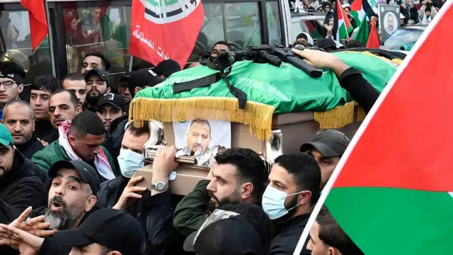 Људи носе ковчег заменика вође Хамаса Салеха ал-Арурија