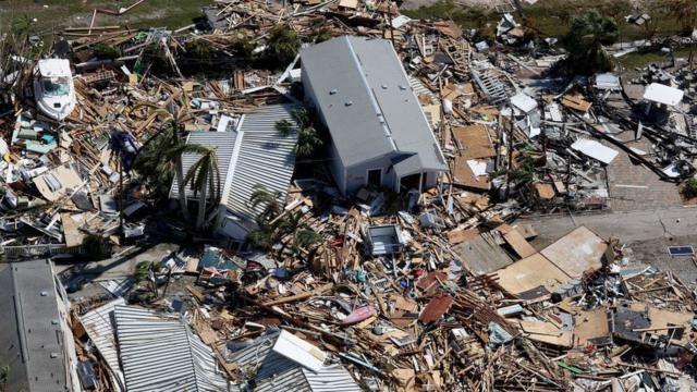 Destrozos en la costa oeste de Florida tras el paso del huracán Ian.