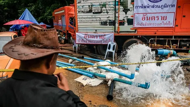Thailand boys trapped in caves