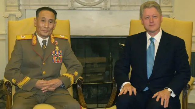 El subjefe de la Comisión de defensa de Corea del Norte, Jo Myong-rok, y el presidente de Estados Unidos, Bill Clinton, en el año 2000.