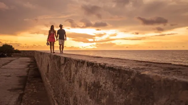 Turistas en las murallas de Cartagena