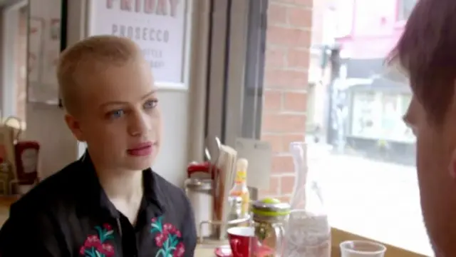 Adam hablando con una amiga.