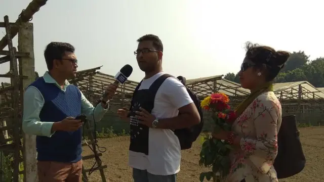 ফুল চাষ দেখতে আসা দু শিক্ষার্থী